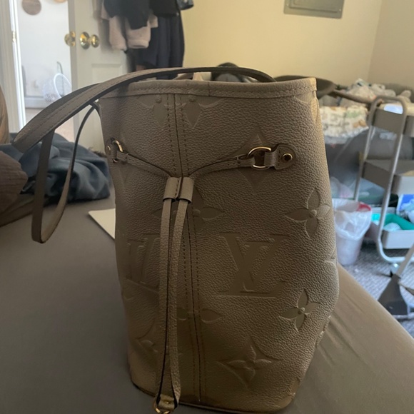 Louis Vuitton Handbag - Picture 2 of 5